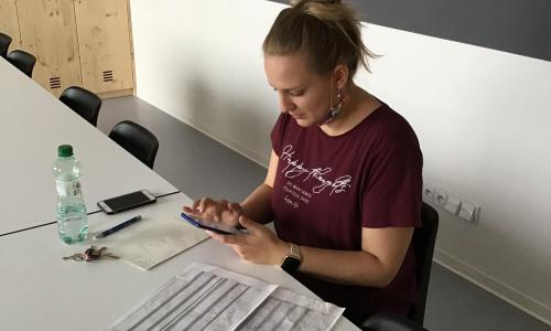 Odchodem od dětí pracovní den nekončí. Ještě je třeba se spojit s rodiči, kteří mají své děti doma a zjistit, co potřebují. 