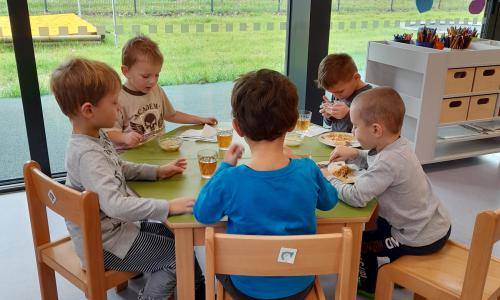 Z venku samozřejmě vyhládne, proto zasloužený oběd. Paní učitelka vede děti k tomu, aby se učili správné kultuře stolování. Děti si mohou vybrat, zda budou jíst příborem či lžicí. Učí se používat ubrousek a také si po sobě uklidit. 